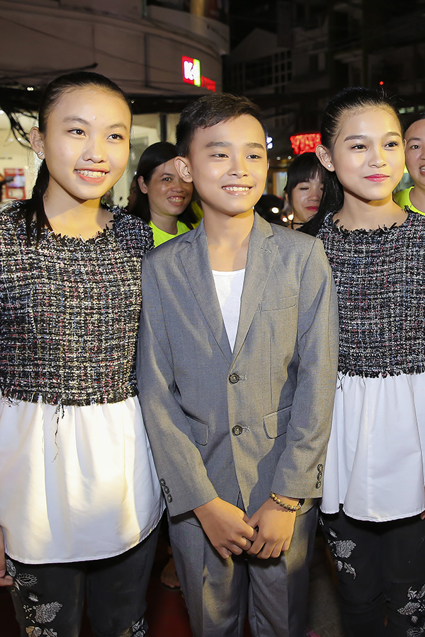 Con gái Phi Nhung lần đầu xuất hiện bên mẹ ở Việt Nam